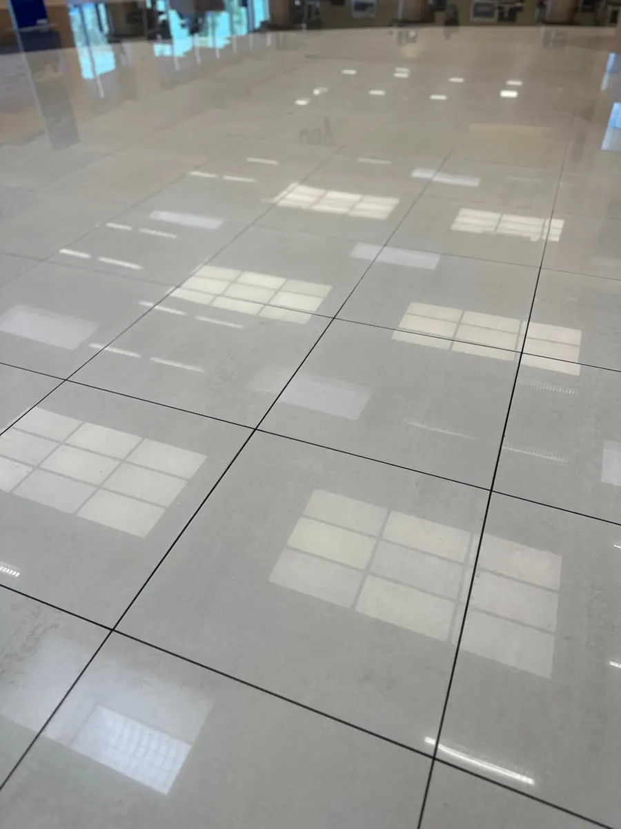 Piso de porcelanato brillante en un local comercial después de una limpieza comercial de AD Cleaning Orlando